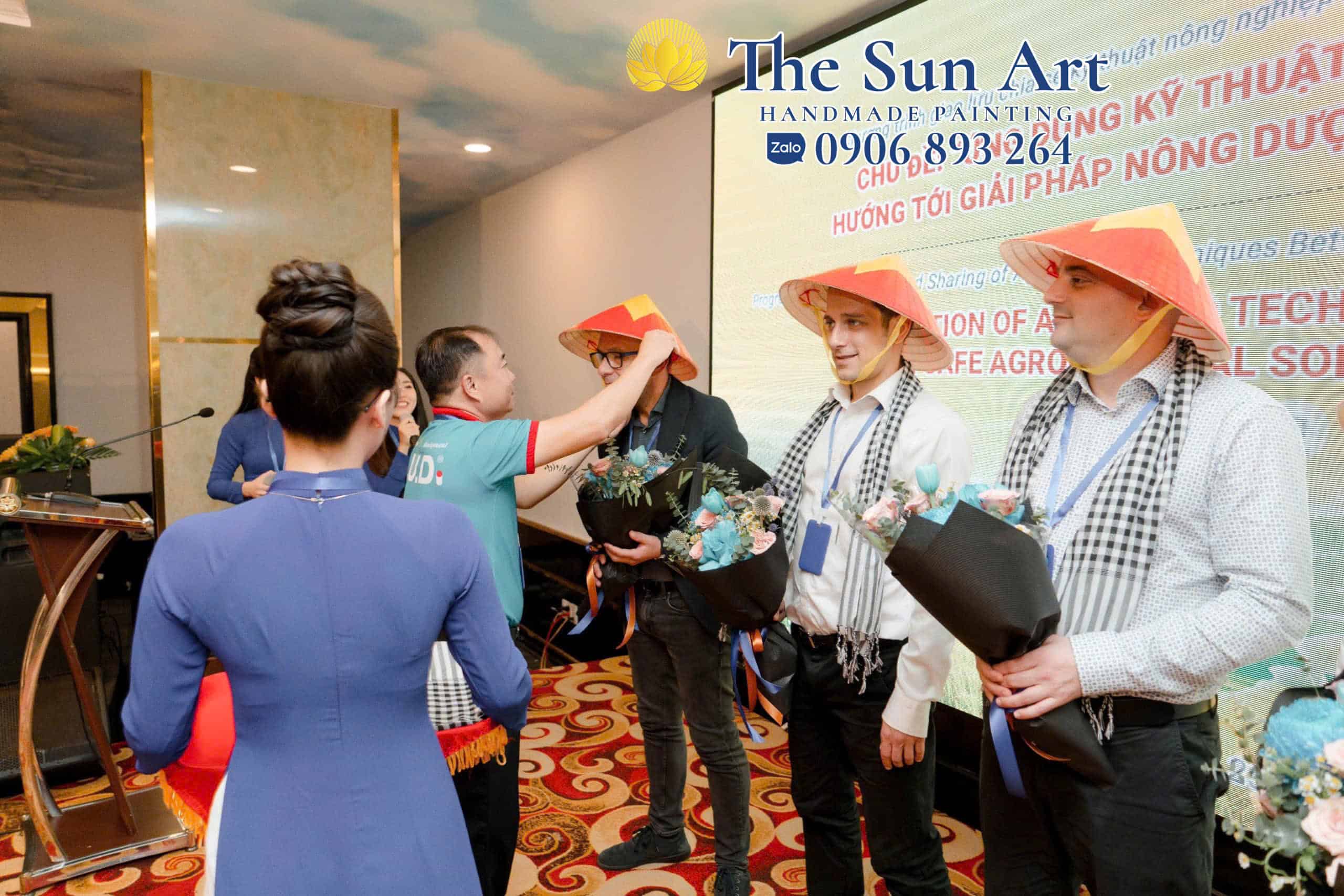 THE SUN ART - DỊCH VỤ ĐẶT NÓN LÁ VẼ TẶNG ĐỐI TÁC THE SUN ART - DỊCH VỤ ĐẶT NÓN LÁ VẼ TẶNG ĐỐI TÁC