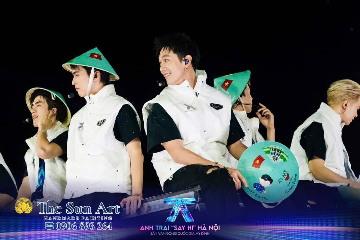 Xưởng tranh, nón lá vẽ The Sun Art đồng hành cùng dàn ANH TRAI “SAY HI” Hà Nội trong concert tại Sân vận động Quốc gia Mỹ Đình