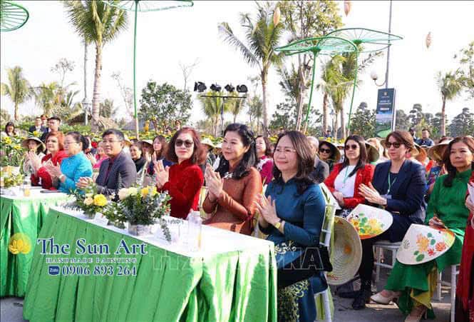 Phu Nhân Tổng Bí Thư Tô Lâm Dự Chương Trình Ngoại Giao Văn Hóa “Bản Hòa Ca Tết Việt” Cùng Nón Lá Vẽ The Sun Art