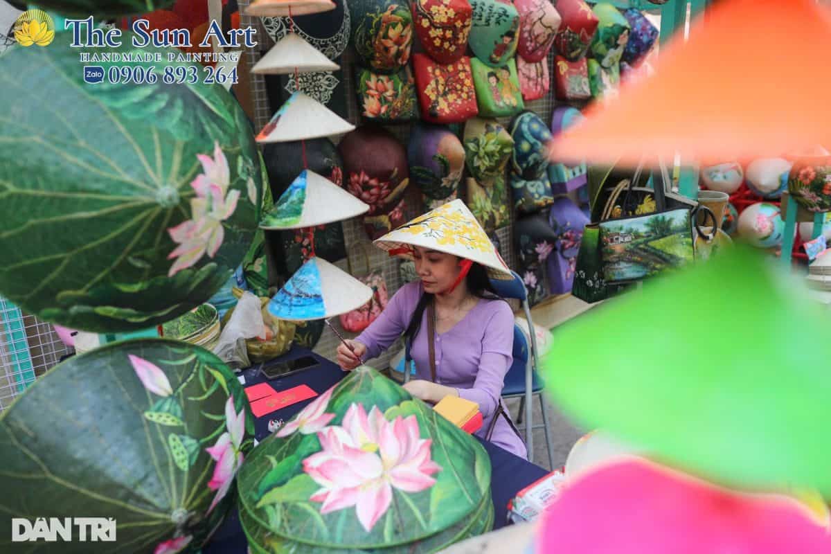 Xưởng Tranh Nón Lá Vẽ Sài Gòn The Sun Art Tham Gia Lễ Hội Tết Việt Giáp Thìn Tại Phố Ông Đồ - Nhà Văn Hóa Thanh Niên TP.HCM