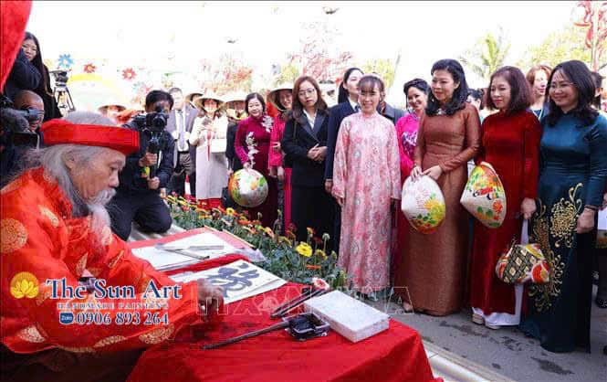 THE SUN ART SÀI GÒN – ĐƠN VỊ HÀNG NGẮN CẤP NÓN LÁ VẼ, NÓN LÁ HOA, NÓN LÁ SỰ KIỆN & BIỂU DIỄN