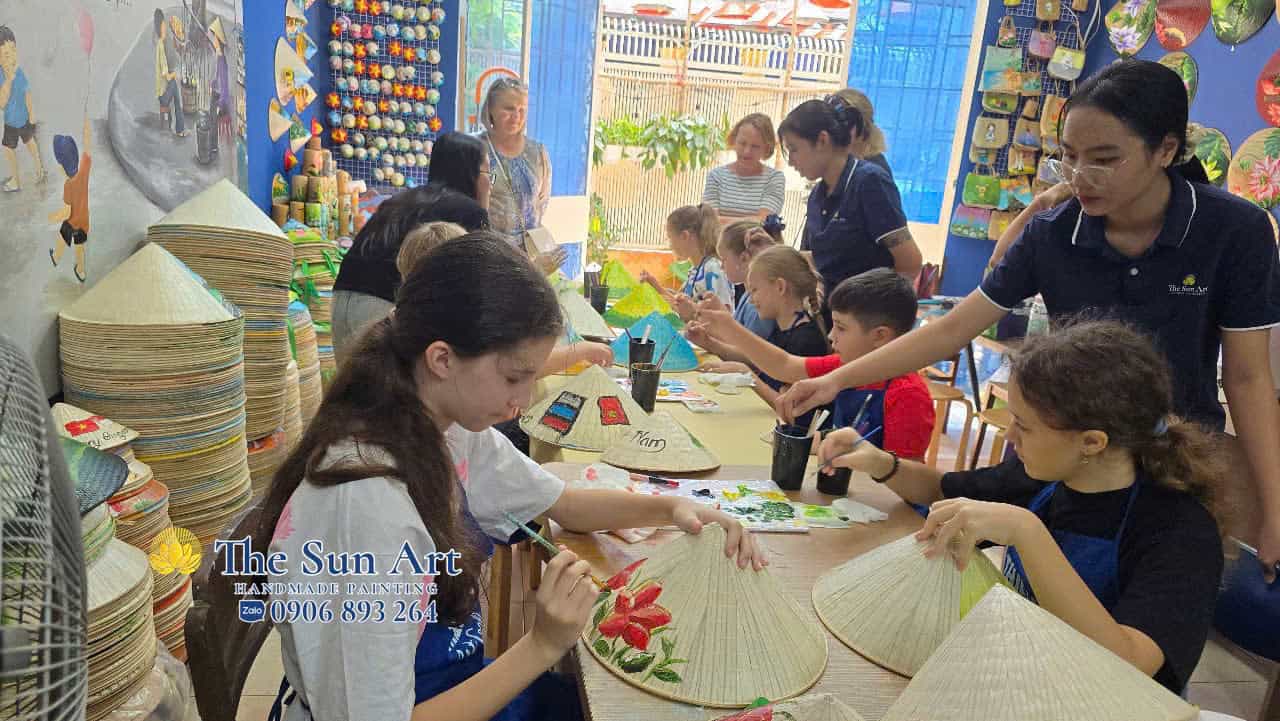 THE SUN ART WORKSHOP - VẼ TRANG TRÍ NÓN LÁ ART WORKSHOP - TRANH HÓA HÌNH NÓN