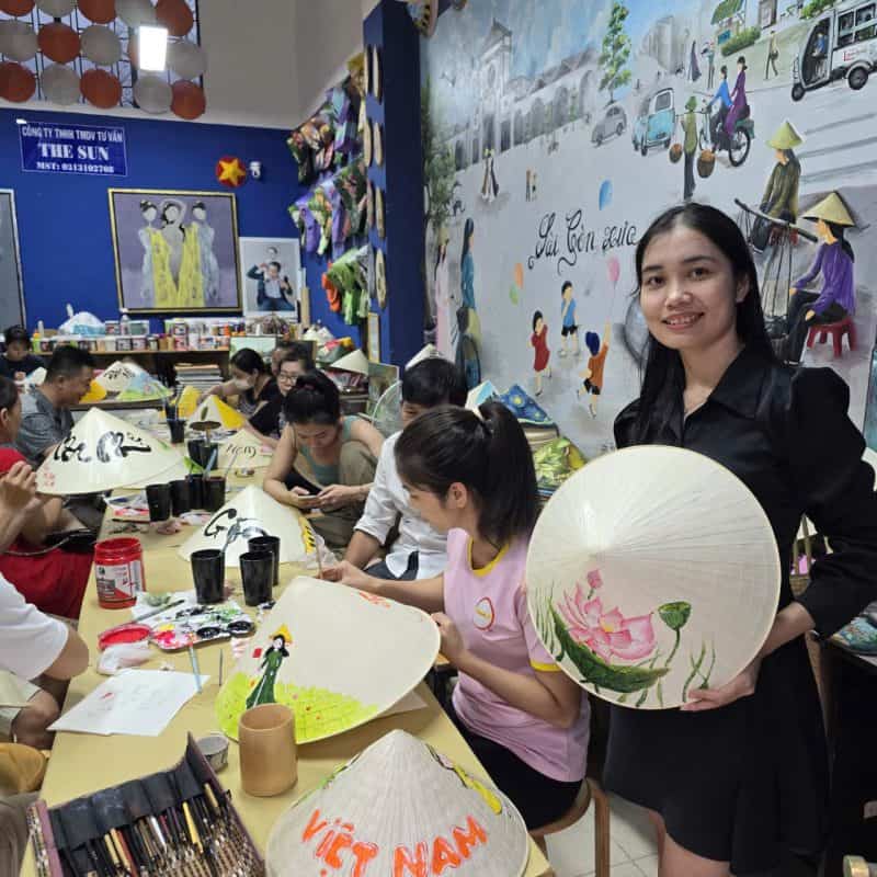 WORKSHOP VẼ THƯ PHÁP TRÊN NÓN LÁ – Màu thuật toán CHỮ VIỆT TRÊN NÉT VẼ TRUYỀN THỐNG