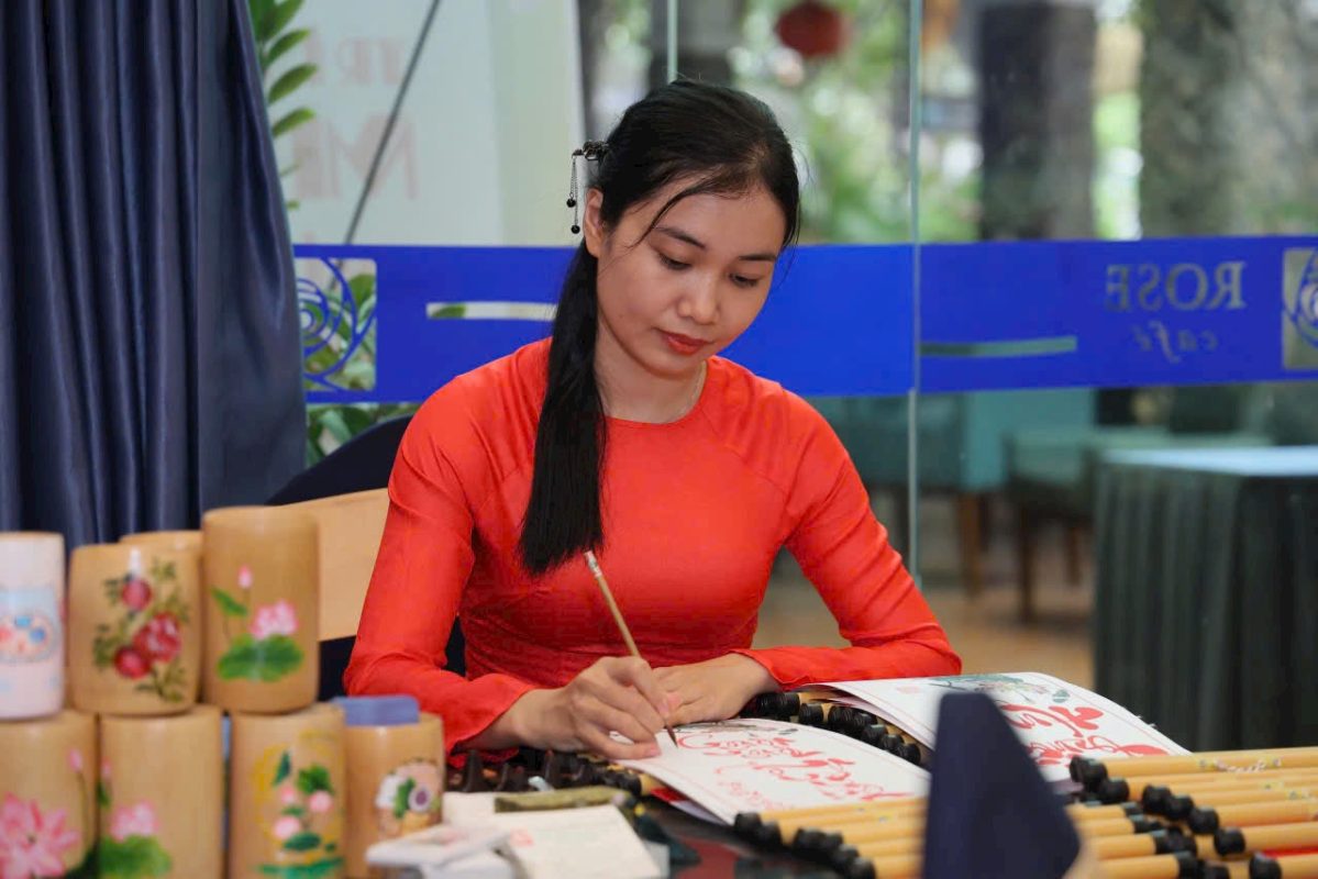 Xưởng Tranh, Nón Lá Vẽ Việt Nam The Sun ART