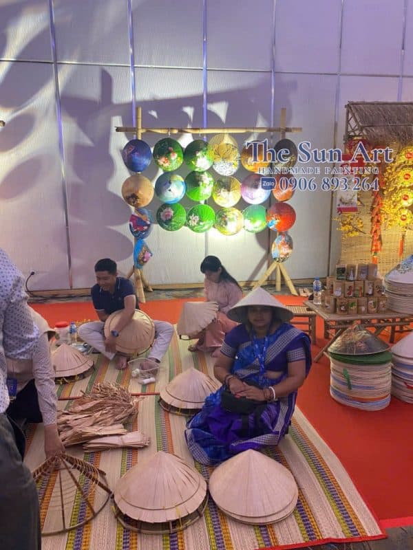 The Sun Art ra mắt triển lãm nghệ thuật nón lá vẽ