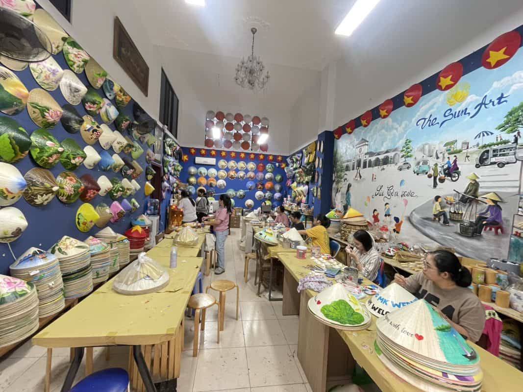 Quà Tặng Nón Lá Vẽ – Độc Đáo & Đậm Chất Việt Cho Doanh Nghiệp The Sun Art – Xưởng Nón Lá Vẽ Thủ Công Cao Cấp