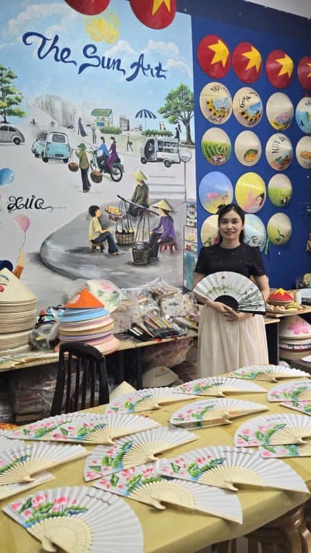 QUẠT VẼ TRANG TRÍ THEO YÊU CẦU NGHỆ THUẬT THỦ CÔNG VIỆT TẠI THE SUN ART