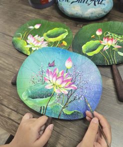 QUẠT CẦM TAY LÁ SEN - QS020