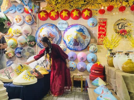 MANG NÓN LÁ VIẾT NAM ĐẾN BẠN BÈ THẾ GIỚI – HÀNH TRÌNH GÌN GIỮ BẢN SẮC VĂN HOÁ VIẾT The Sun Art