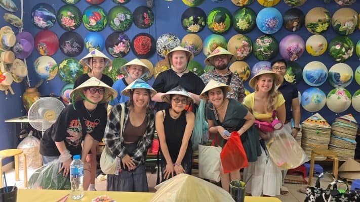MANG NÓN LÁ VIẾT NAM ĐẾN BẠN BÈ THẾ GIỚI – HÀNH TRÌNH GÌN GIỮ BẢN SẮC VĂN HOÁ VIẾT The Sun Art