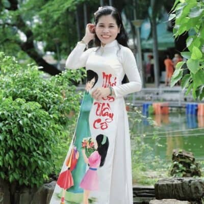 Nữ nghệ nhân vẽ tranh nón lá truyền thống Việt Nam.