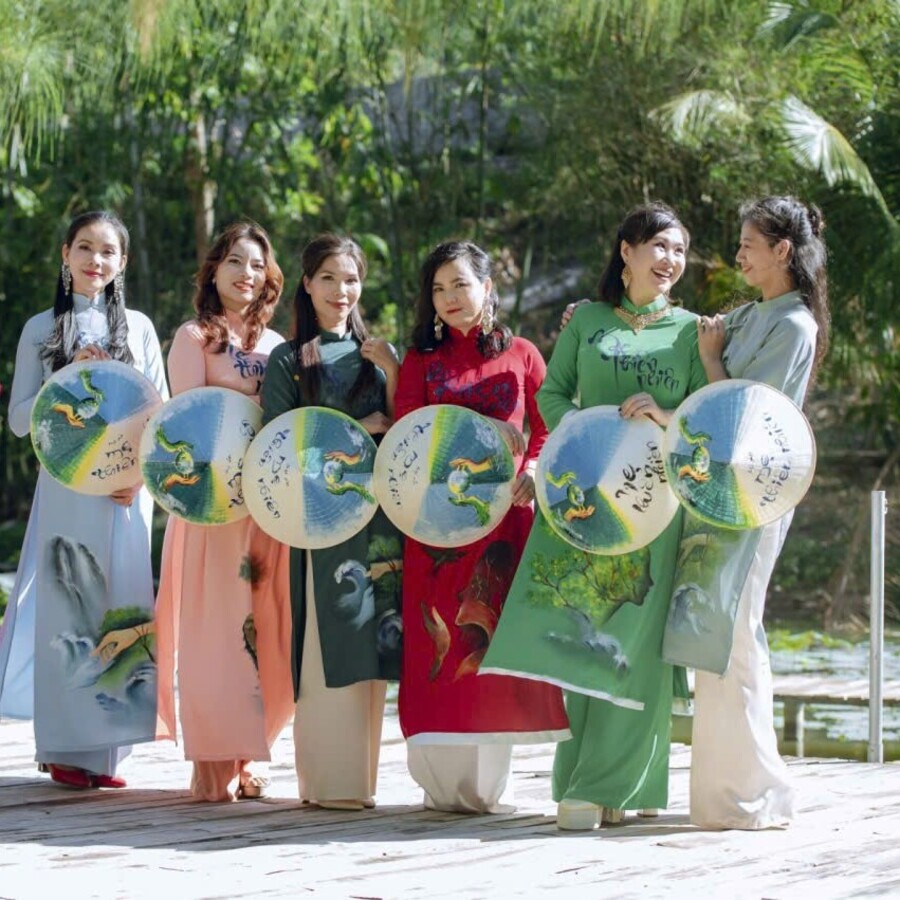 áo dài vẽ tay cho nhóm múa sân khấu