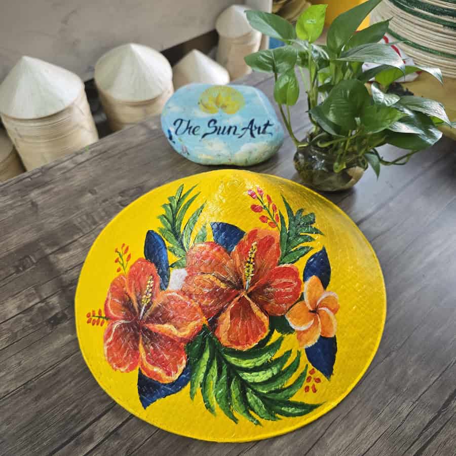 nón lá vẽ hoa cao cấp làm quà tặng