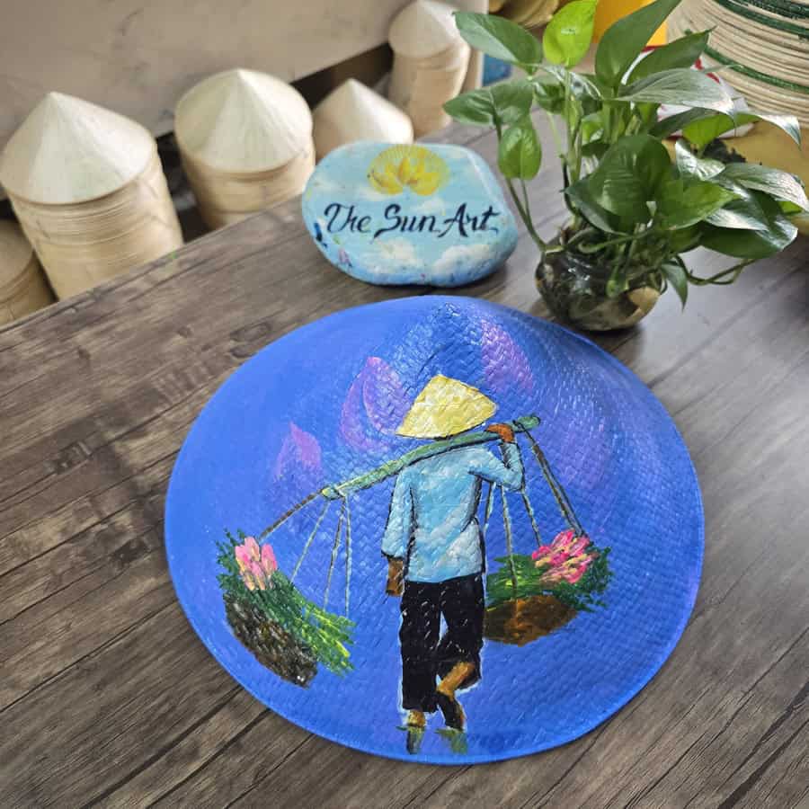 nón lá vẽ tranh người lao động quà tặng