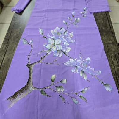 Tranh vẽ nón lá và hoa anh đào trên vải màu tím.