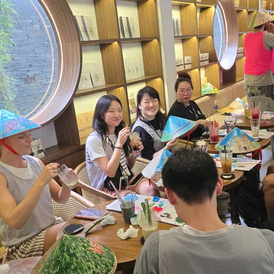 wrkshop vẽ tranh nón lá cho khách du lịch