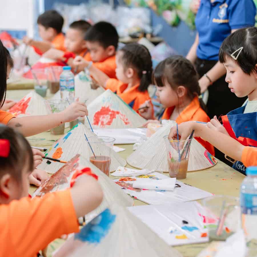 workshop vẽ tranh nón lá cho học sinh nhà trường